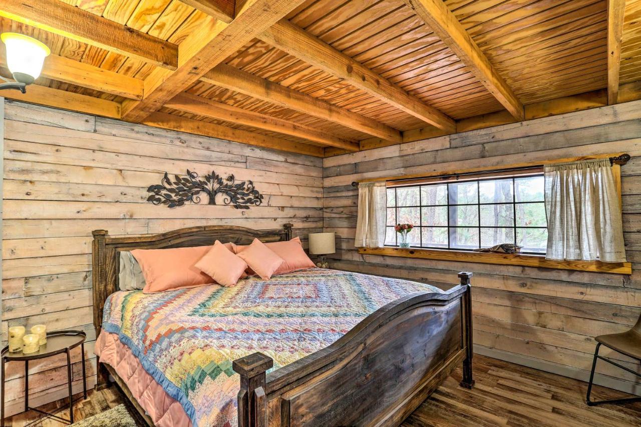 Broken Bow Log Cabin With Fire Pit, Pond, And Deck! Kültér fotó